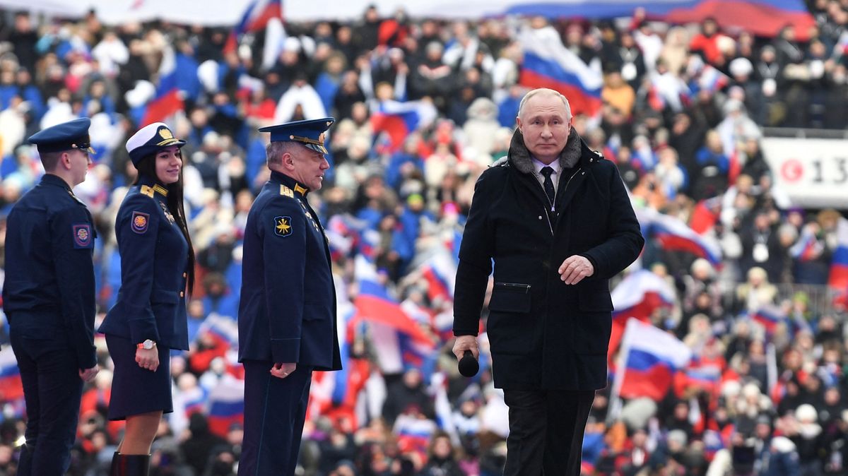 Putin řečnil na stadionu. Diváky přilákal na teplé jídlo
